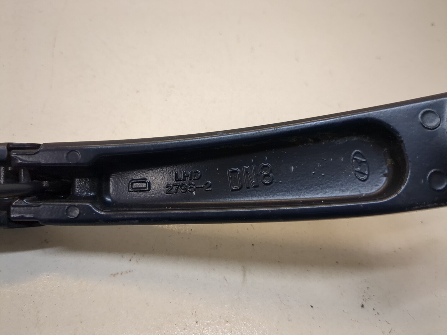 Поводок стеклоочистителя передний левый