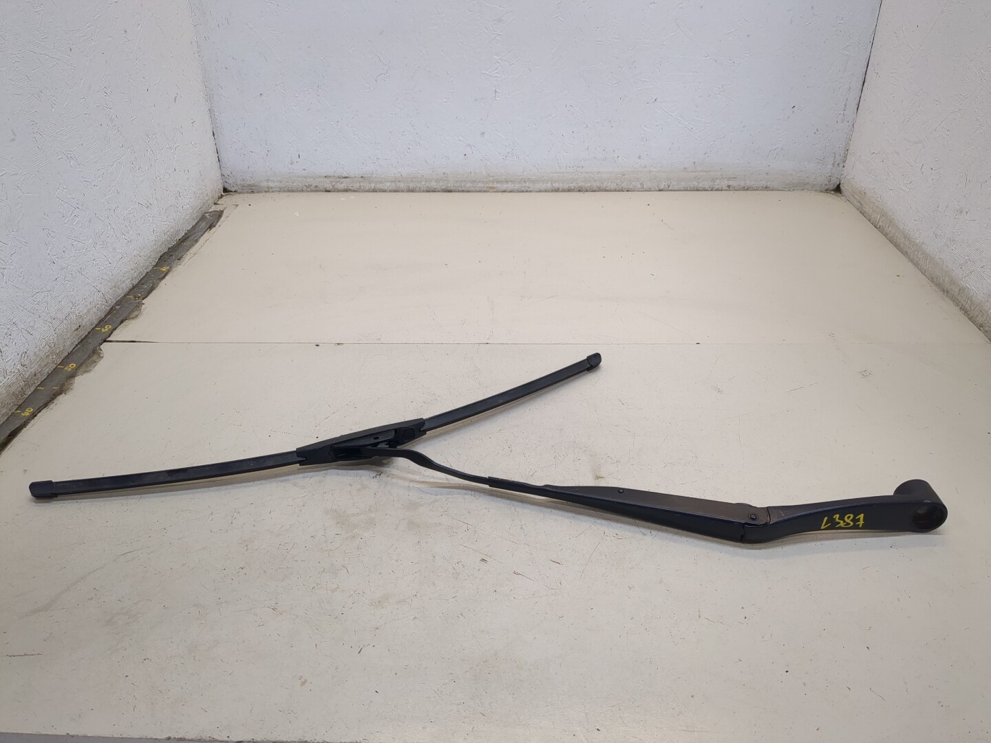 Поводок стеклоочистителя передний левый