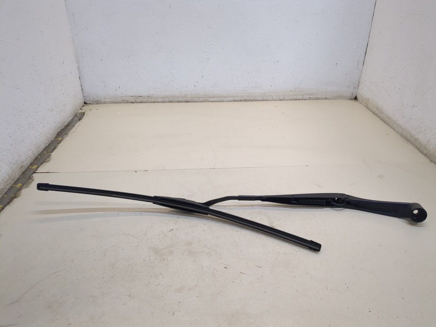 Поводок стеклоочистителя передний левый