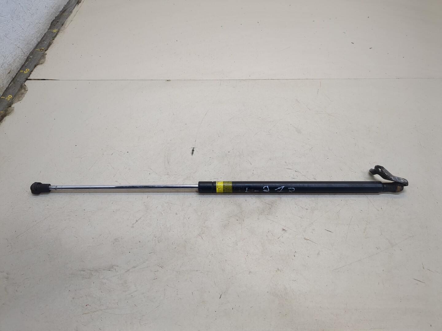 Амортизатор капота