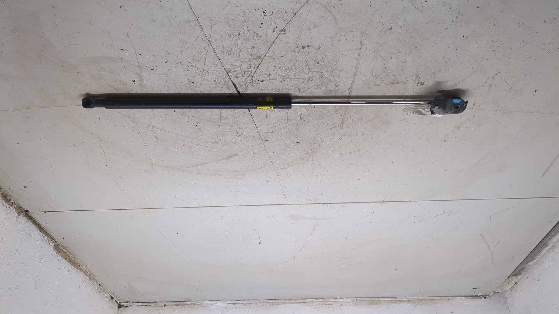 Амортизатор капота