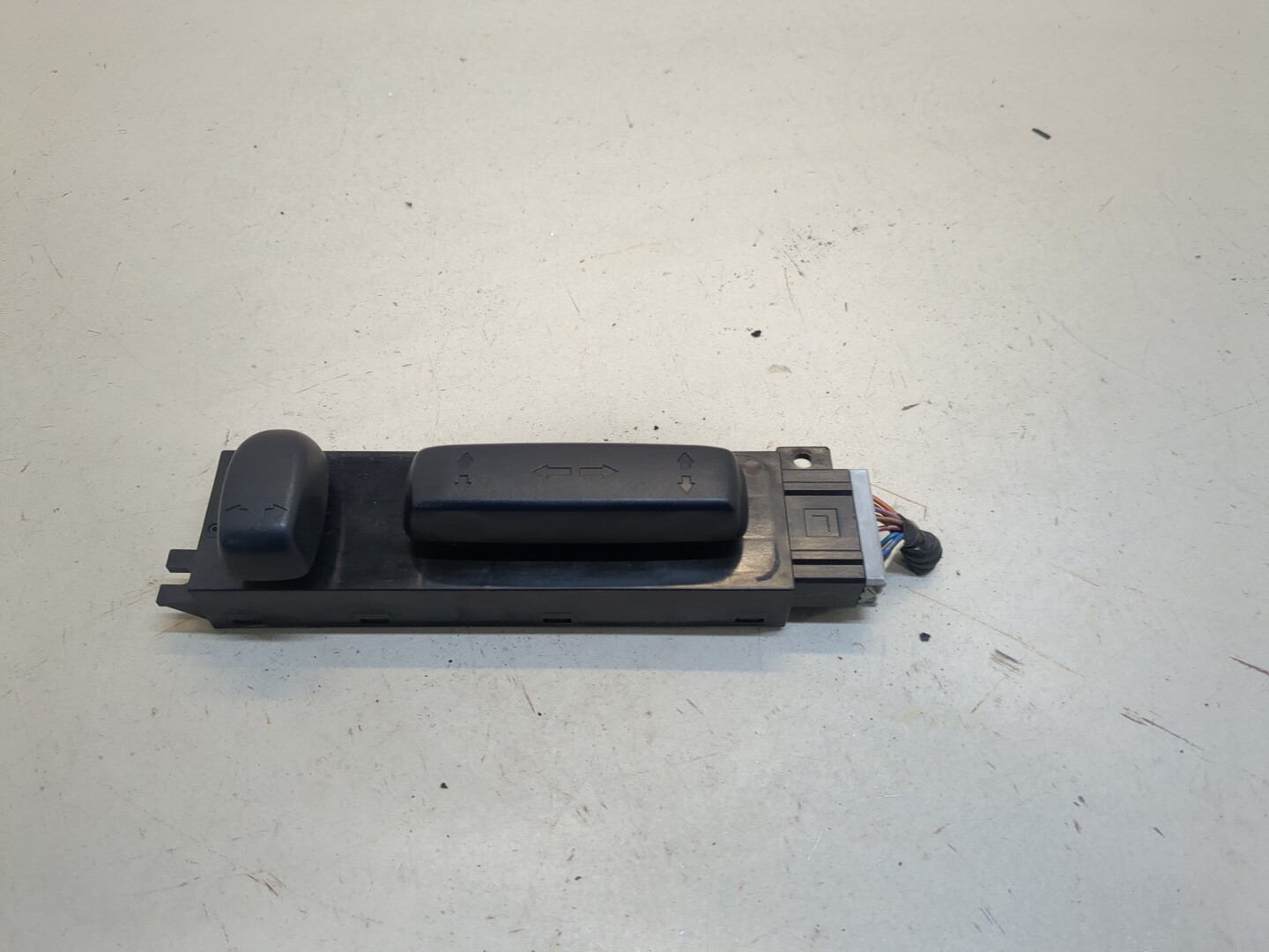 Кнопка регулировки сидения