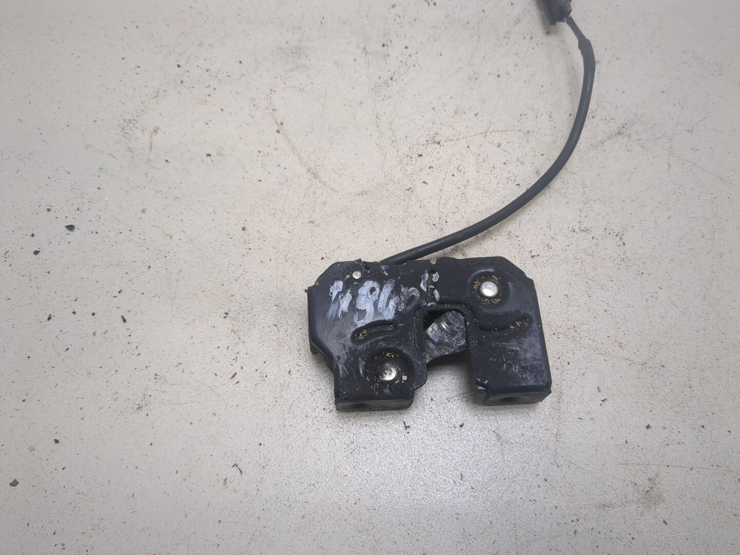 Замок капота