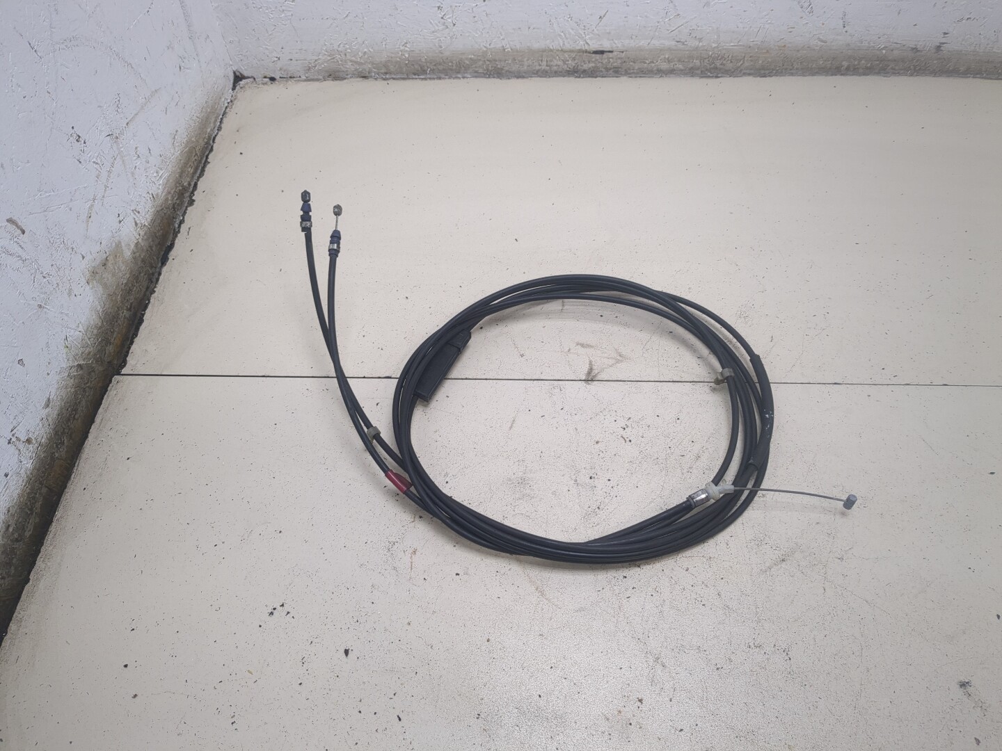 Трос открывания капота