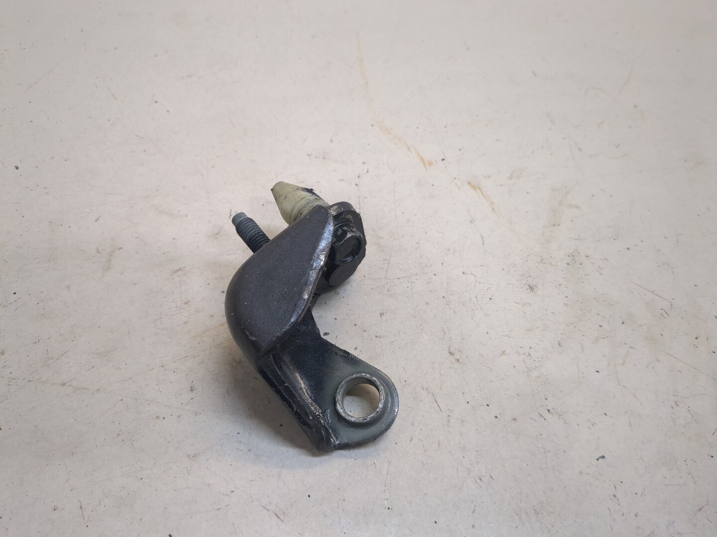 Петля двери