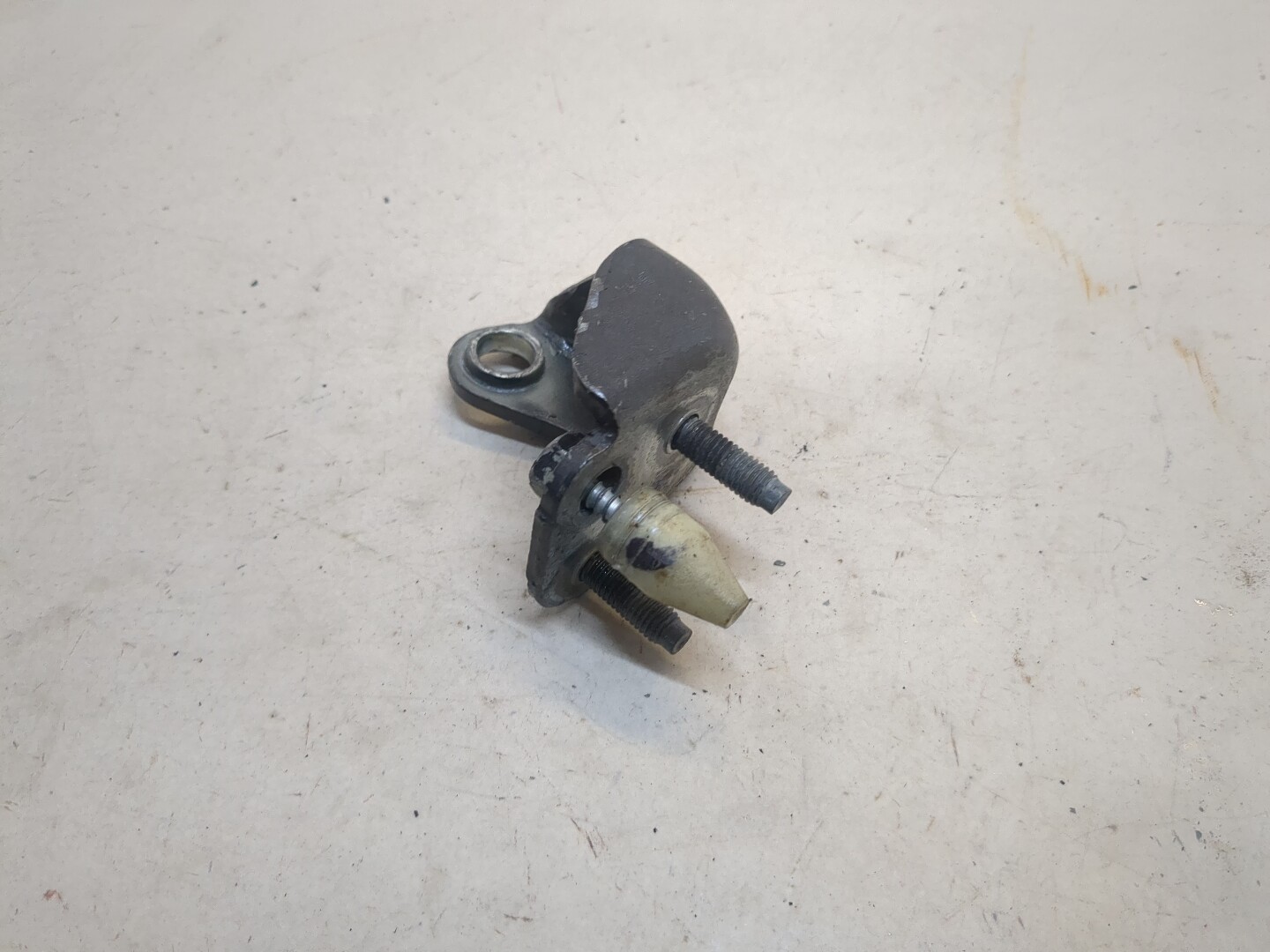 Петля двери