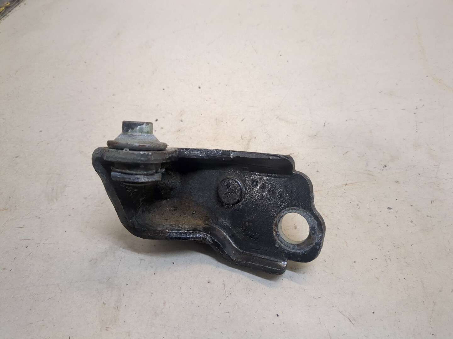 Петля двери