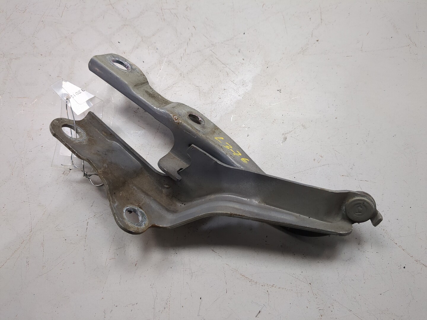 Петля капота левая