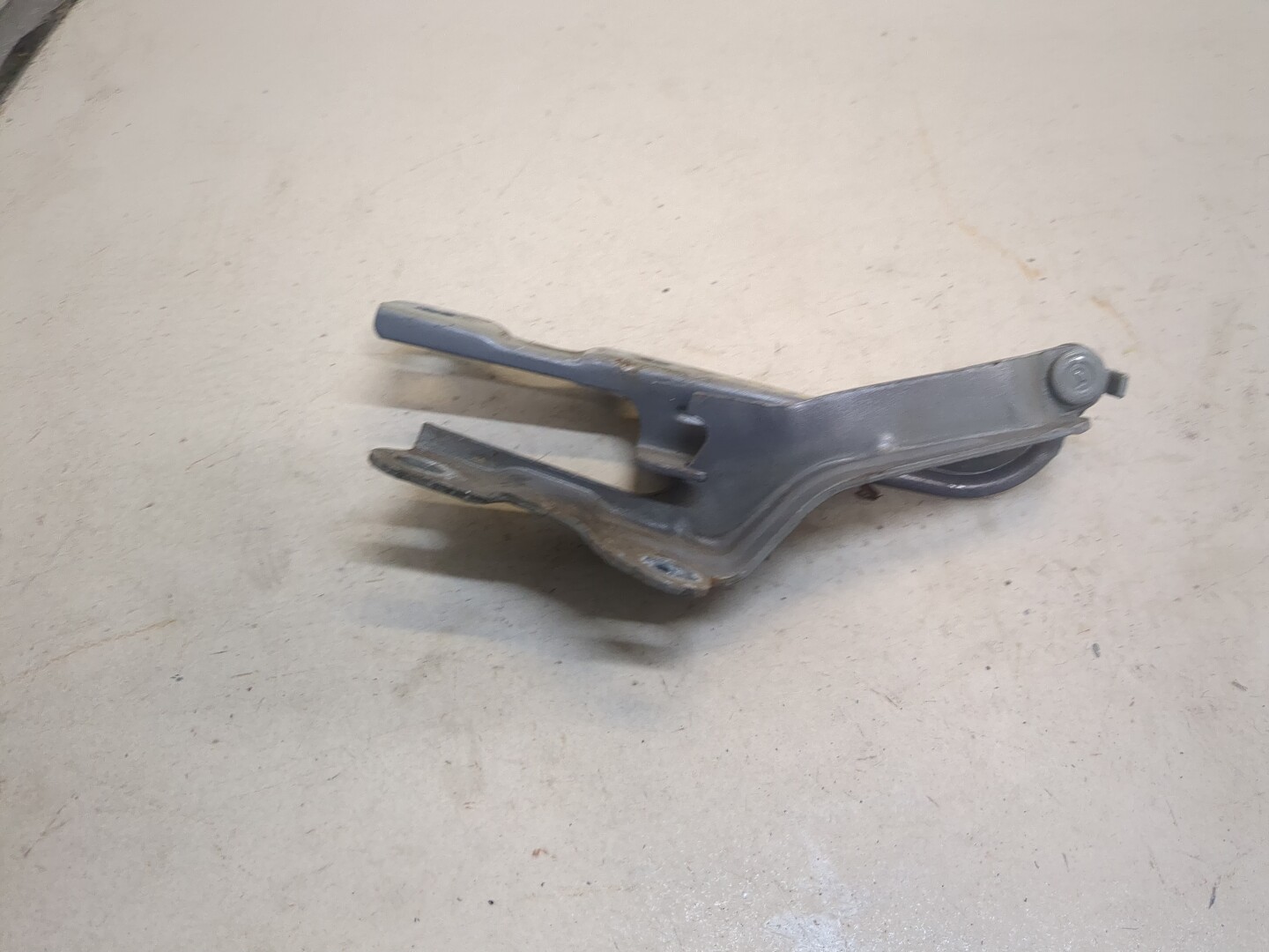 Петля капота левая