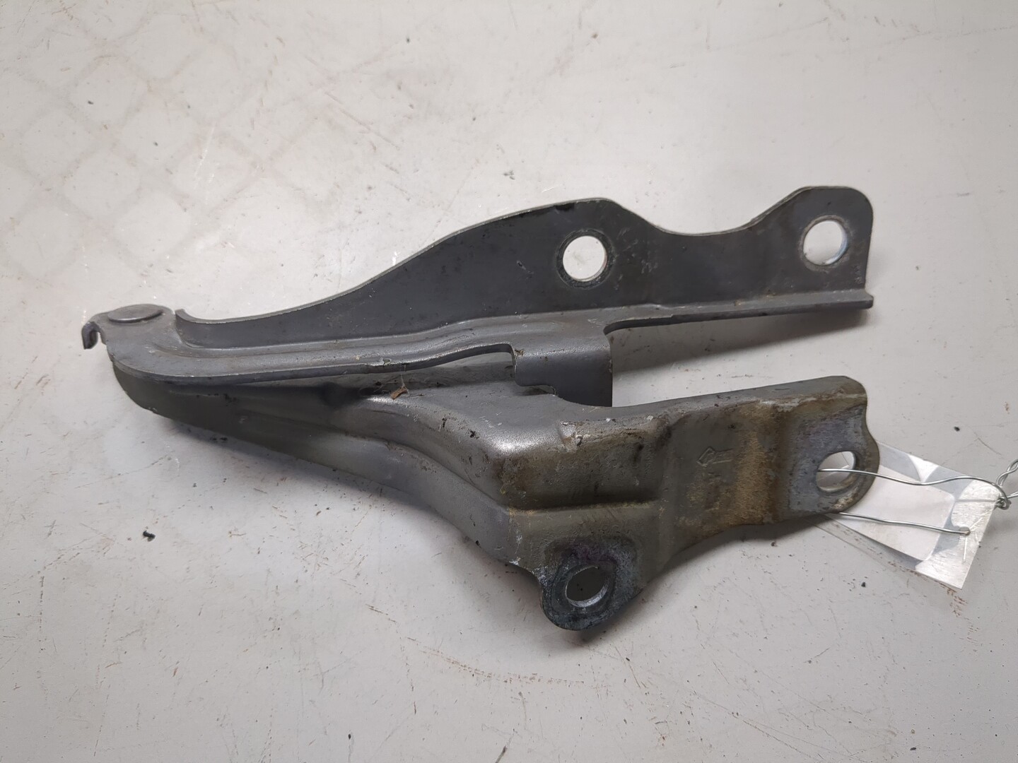 Петля капота левая