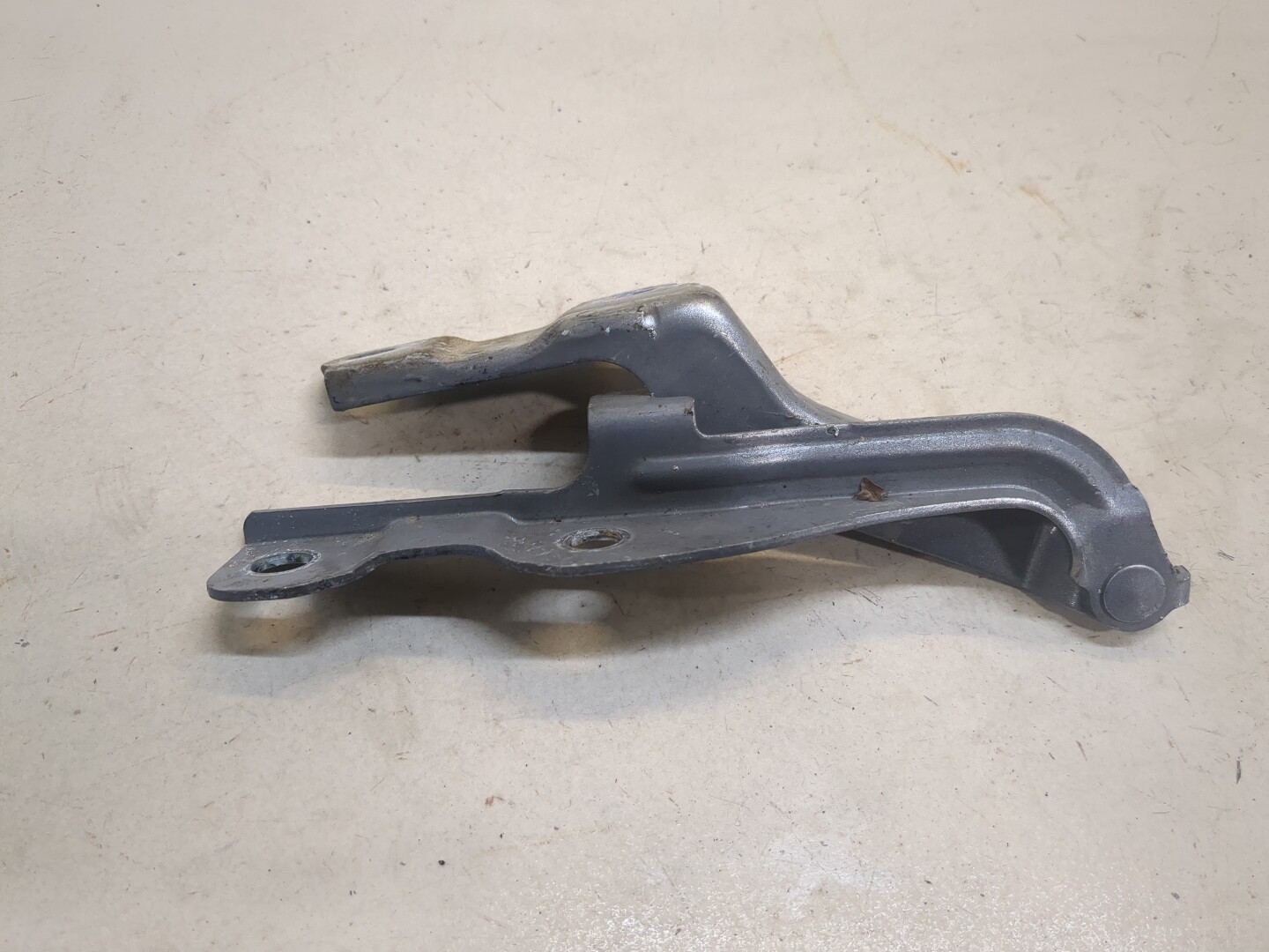 Петля капота левая