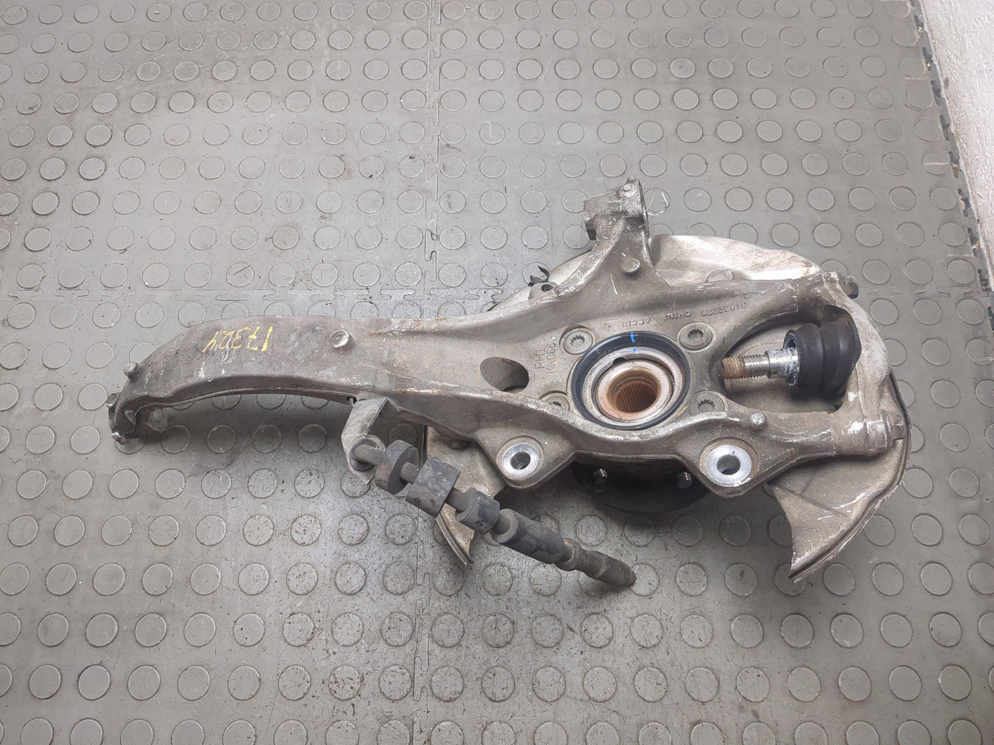 Кулак поворотный передний правый