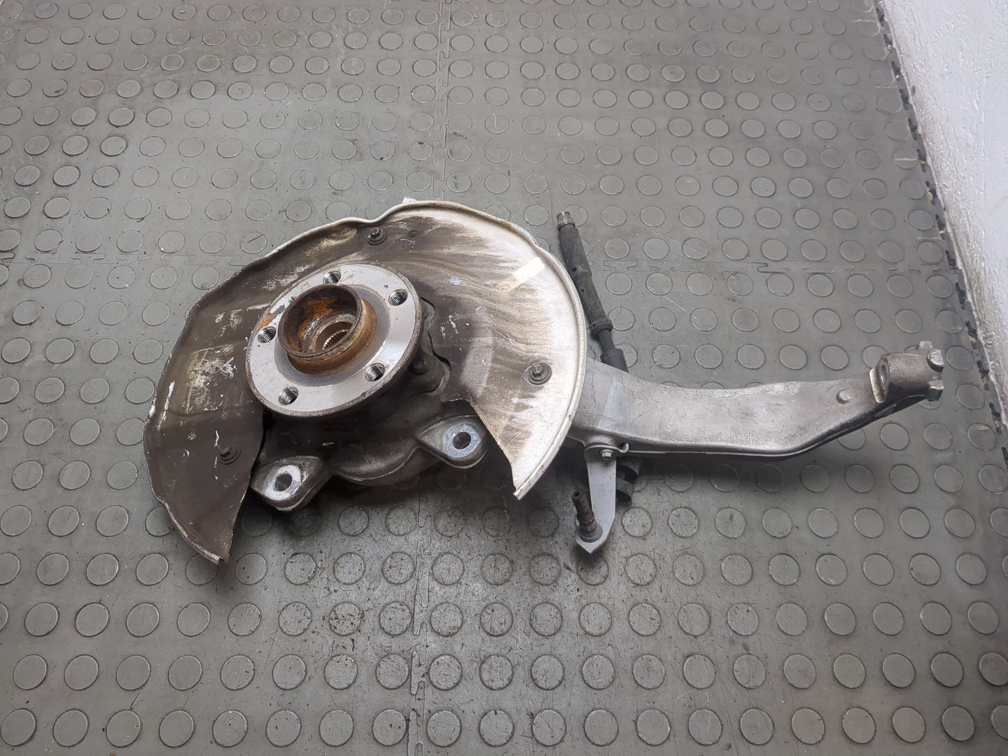 Кулак поворотный передний правый