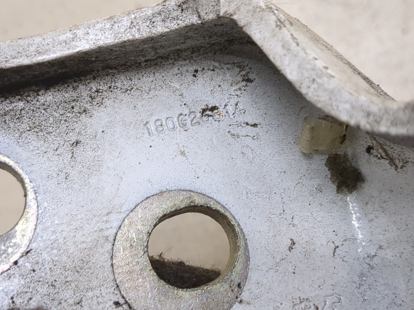 Петля двери