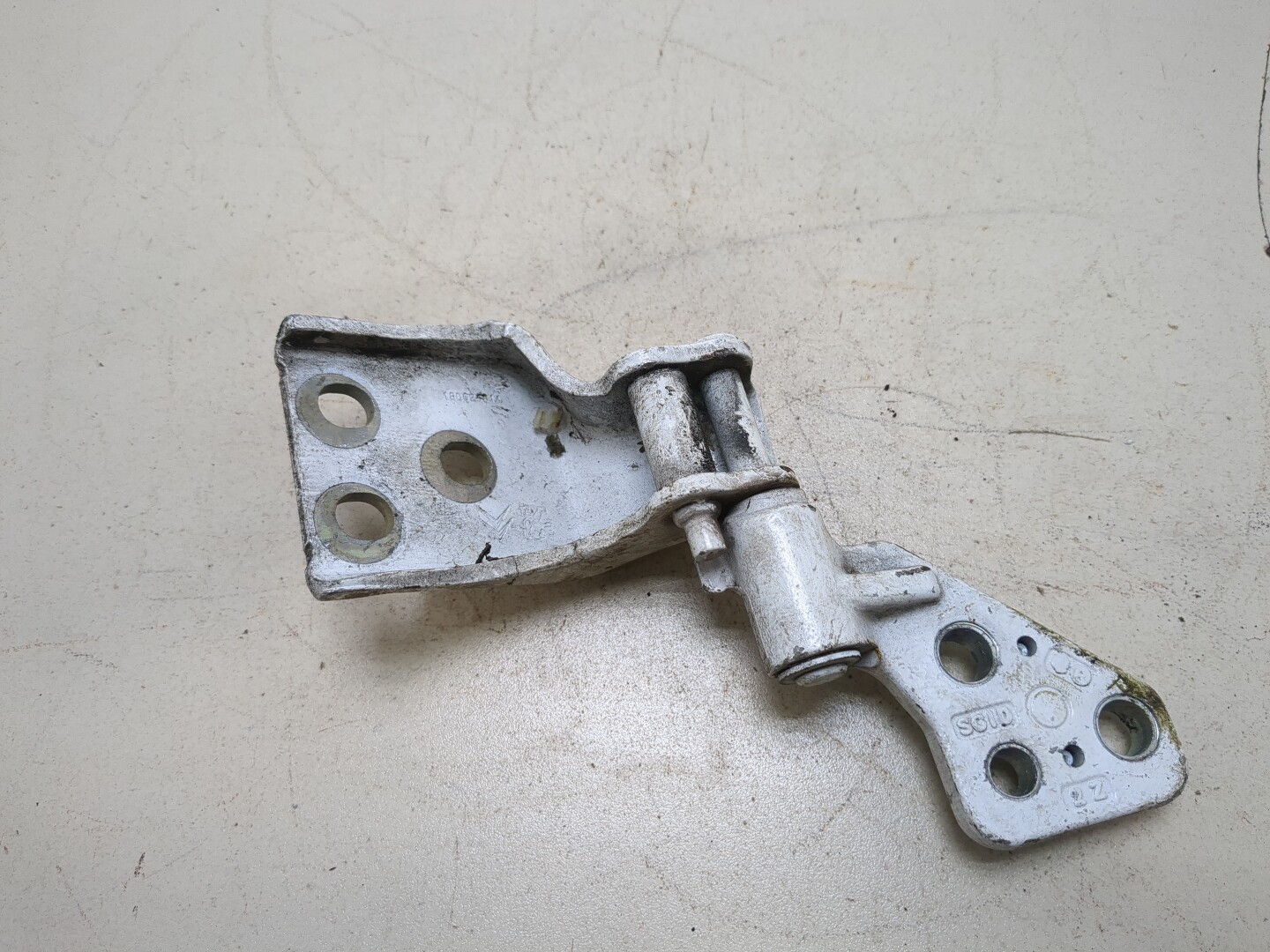 Петля двери