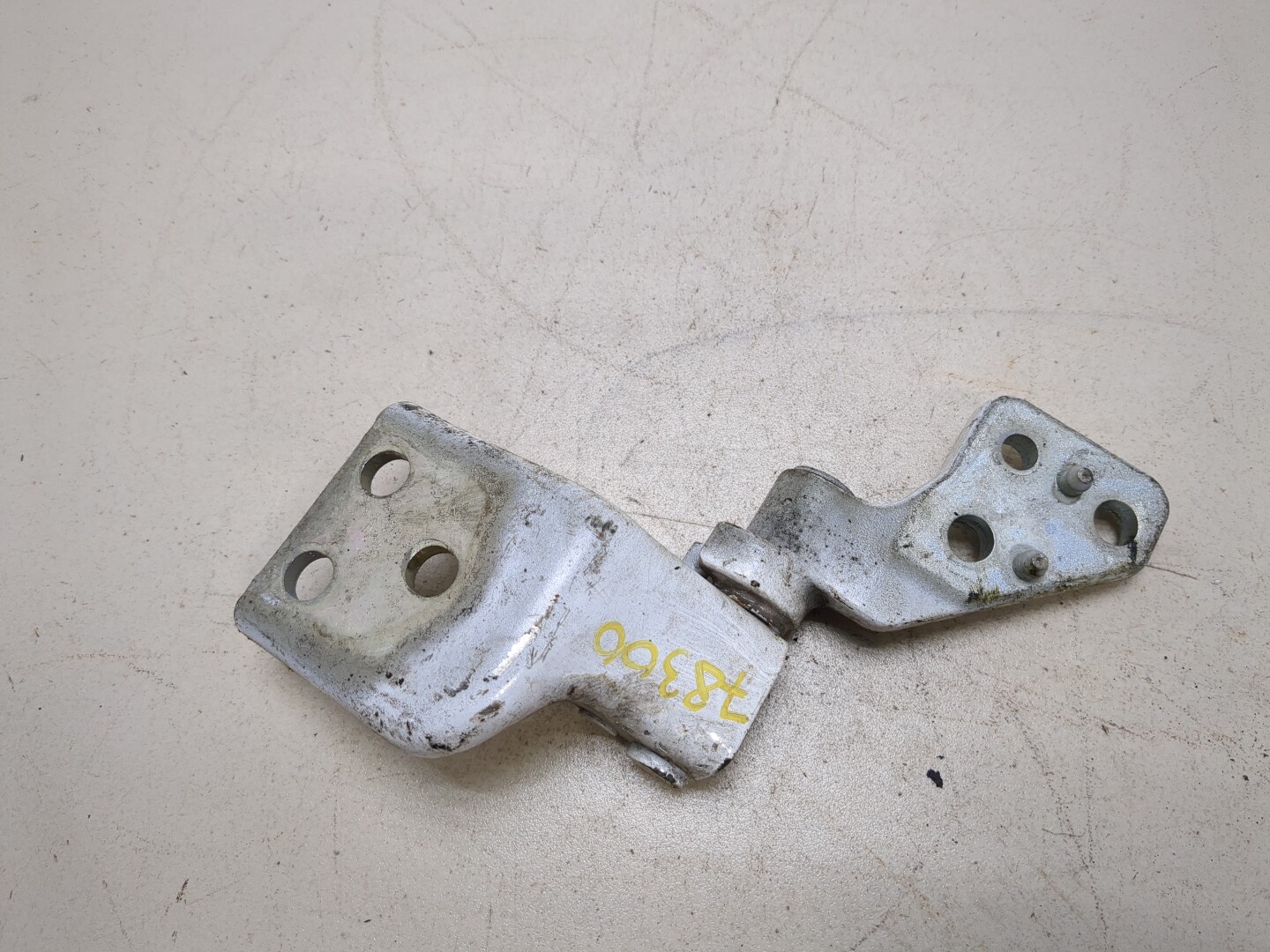 Петля двери