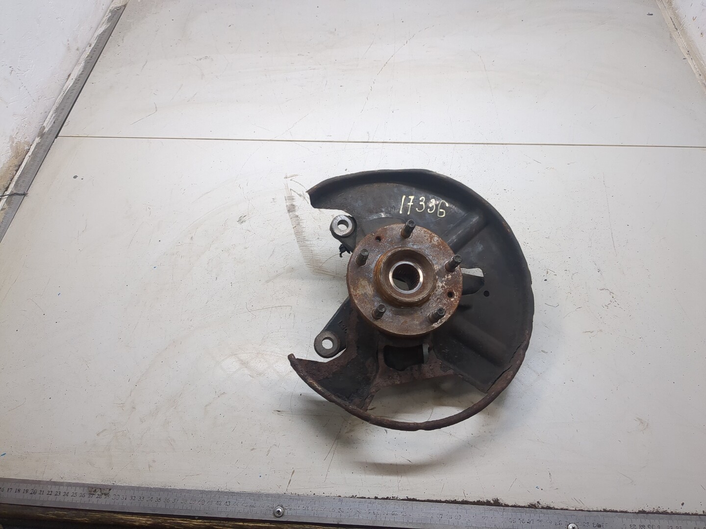 Кулак поворотный передний левый