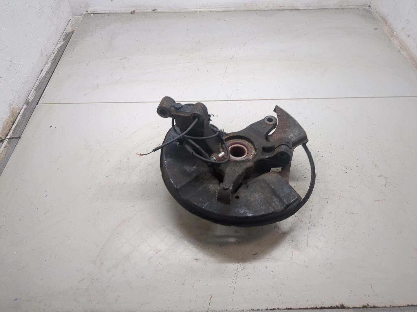 Кулак поворотный передний левый