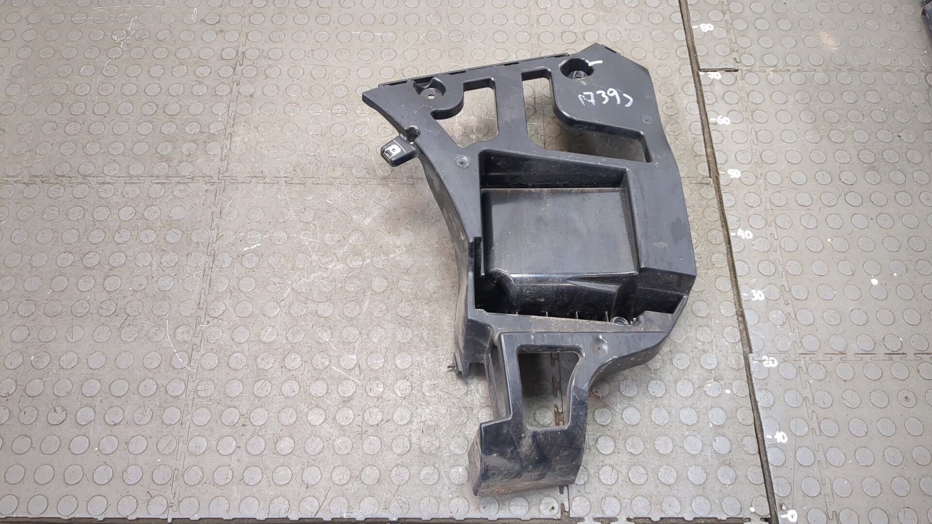 Кронштейн заднего бампера левый