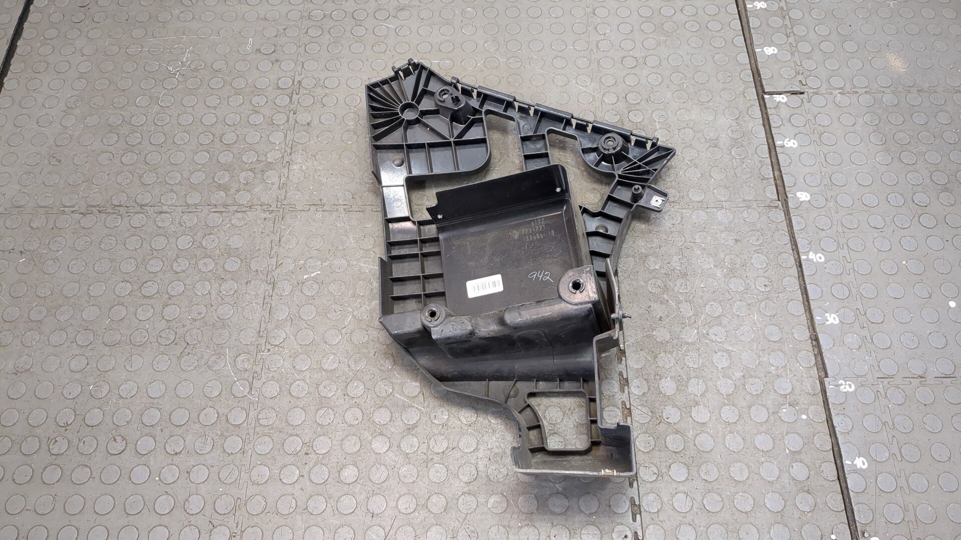 Кронштейн заднего бампера левый