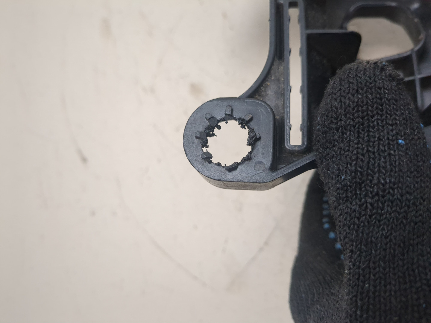 Кронштейн заднего бампера правый