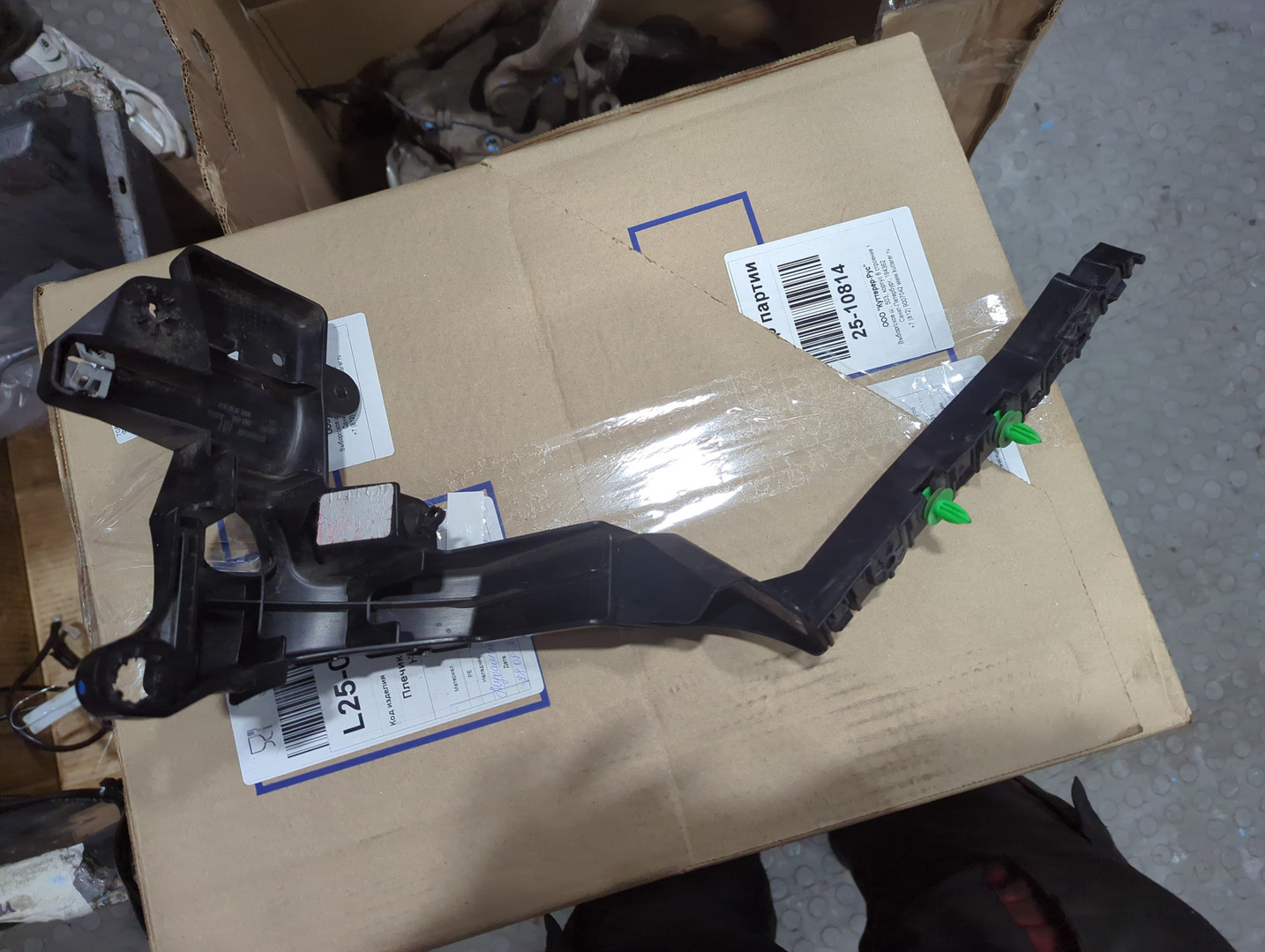 Кронштейн заднего бампера правый