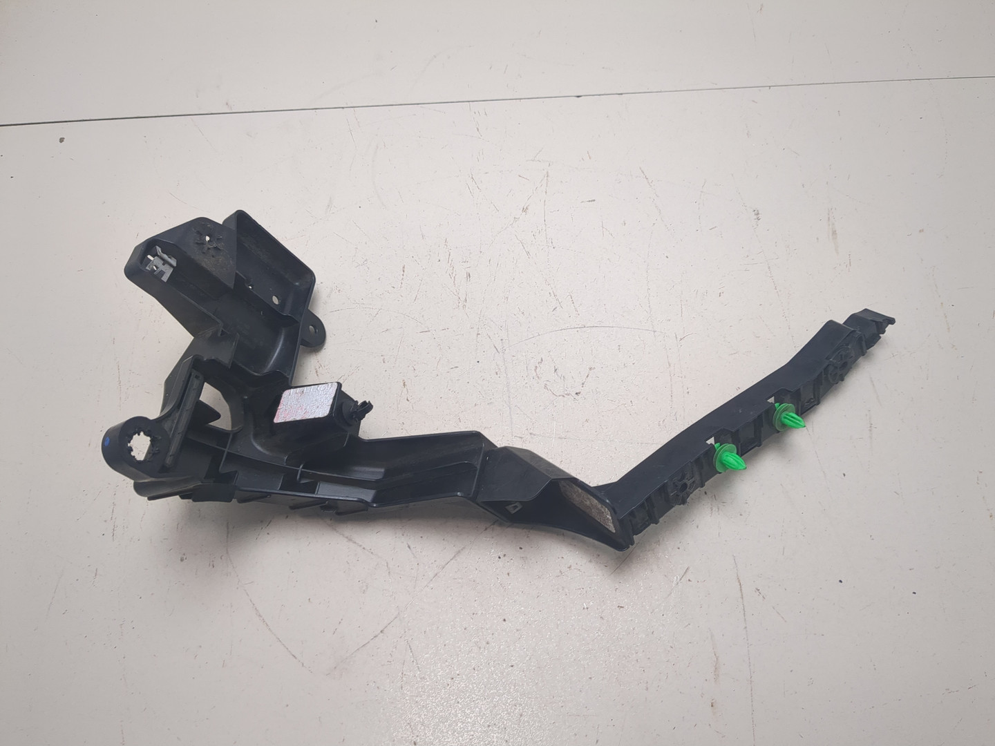 Кронштейн заднего бампера правый