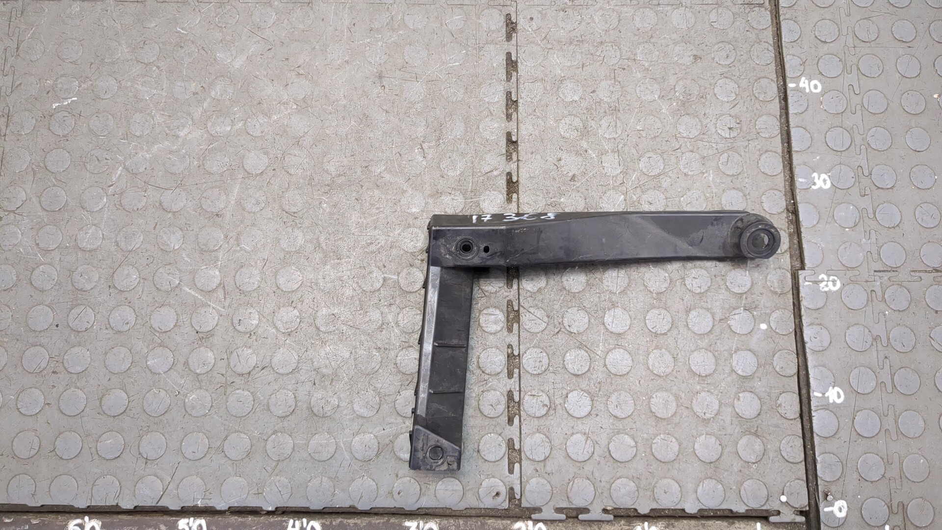 Кронштейн заднего бампера правый