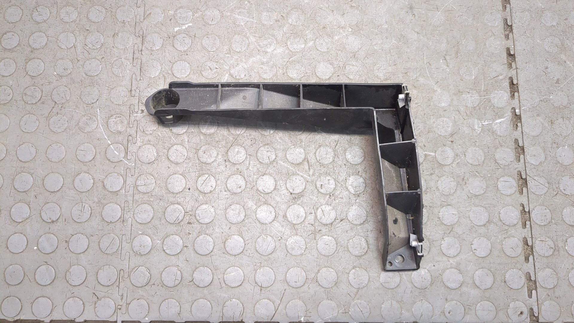 Кронштейн заднего бампера правый