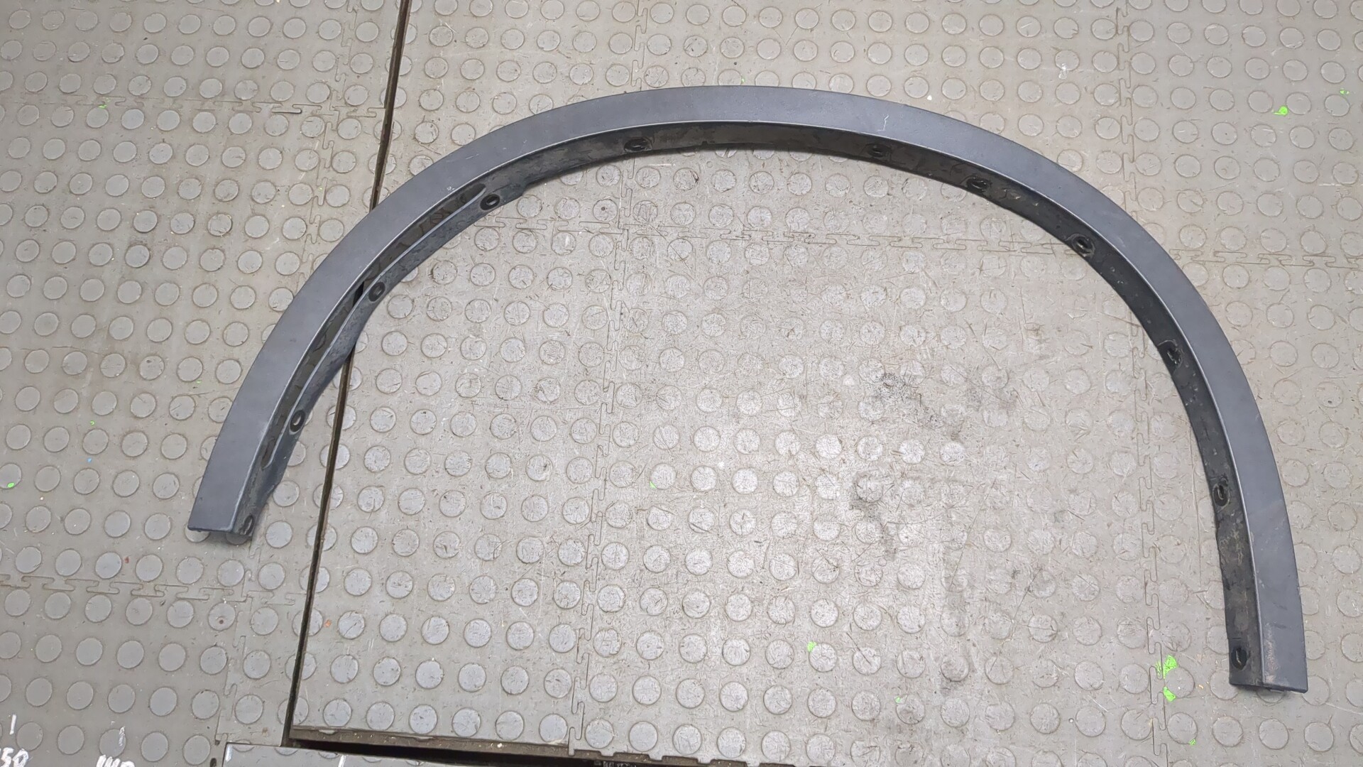 Накладка переднего крыла левого