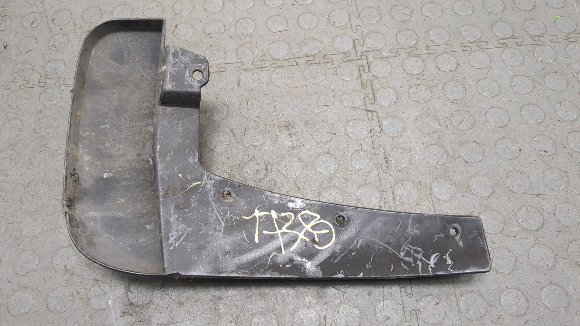 Брызговик задний левый