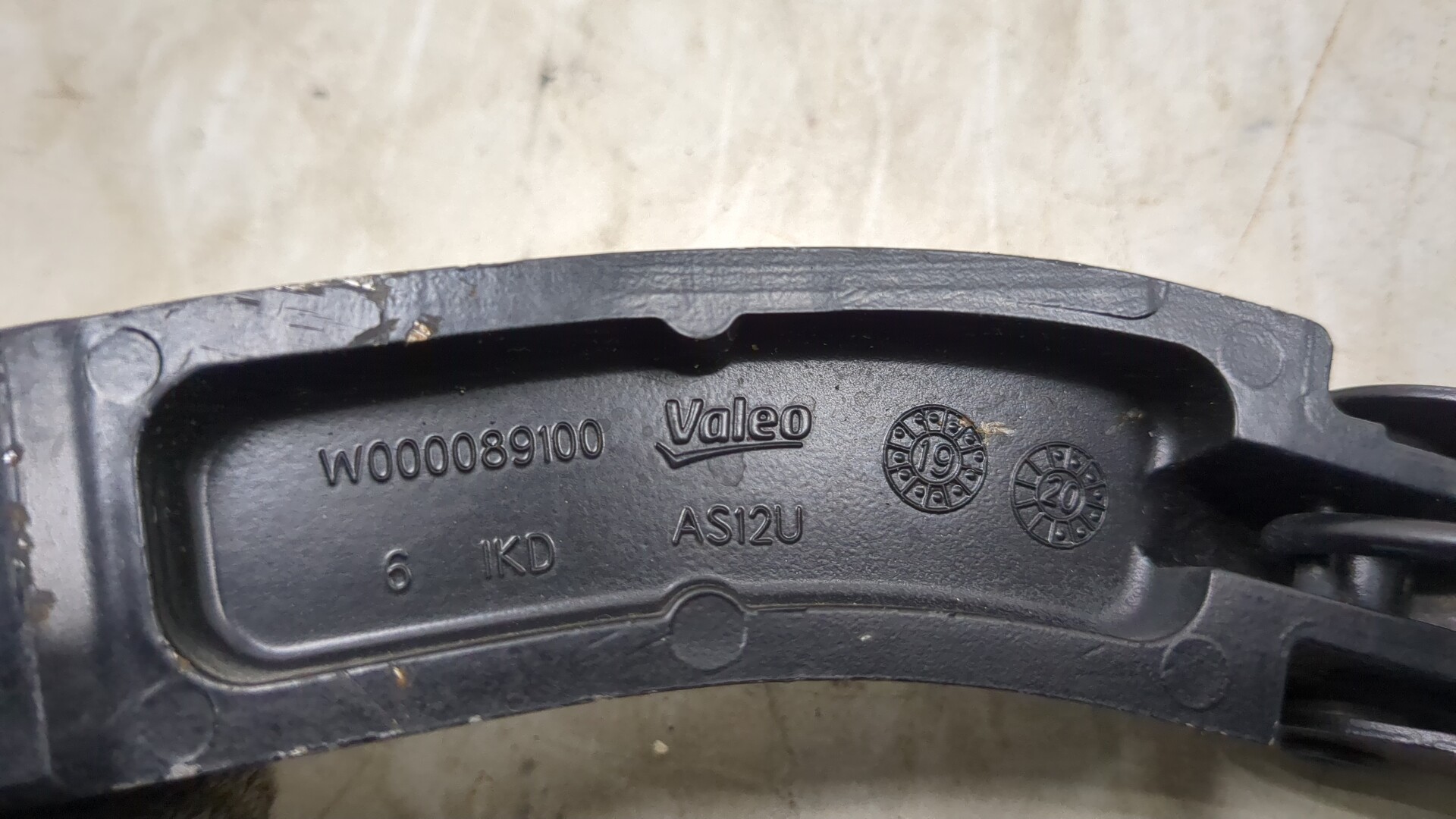 Поводок стеклоочистителя передний правый