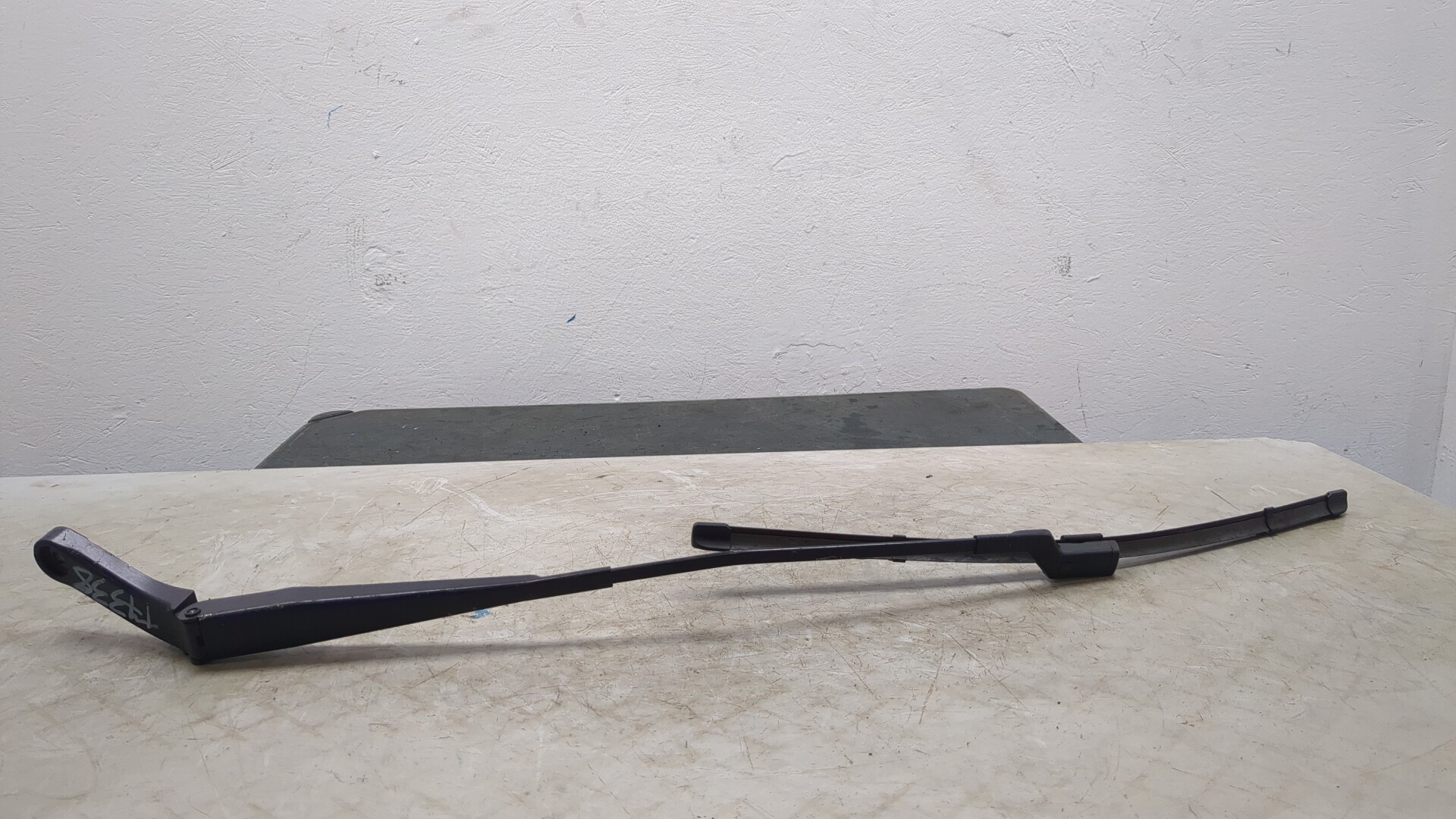 Поводок стеклоочистителя передний правый