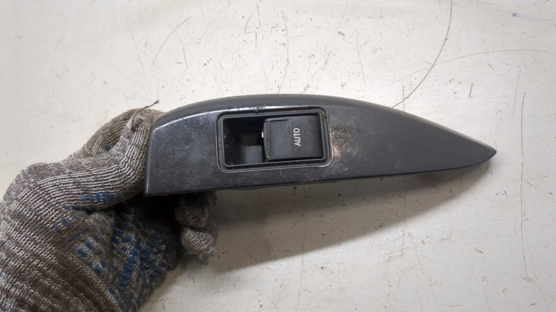 Кнопка стеклоподъемника