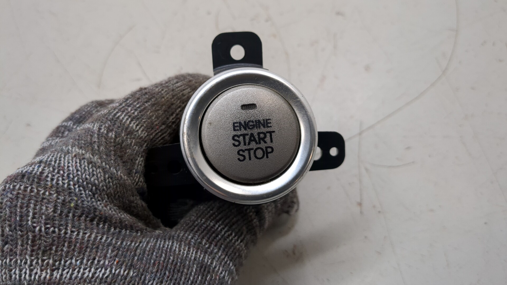 Кнопка запуска двигателя