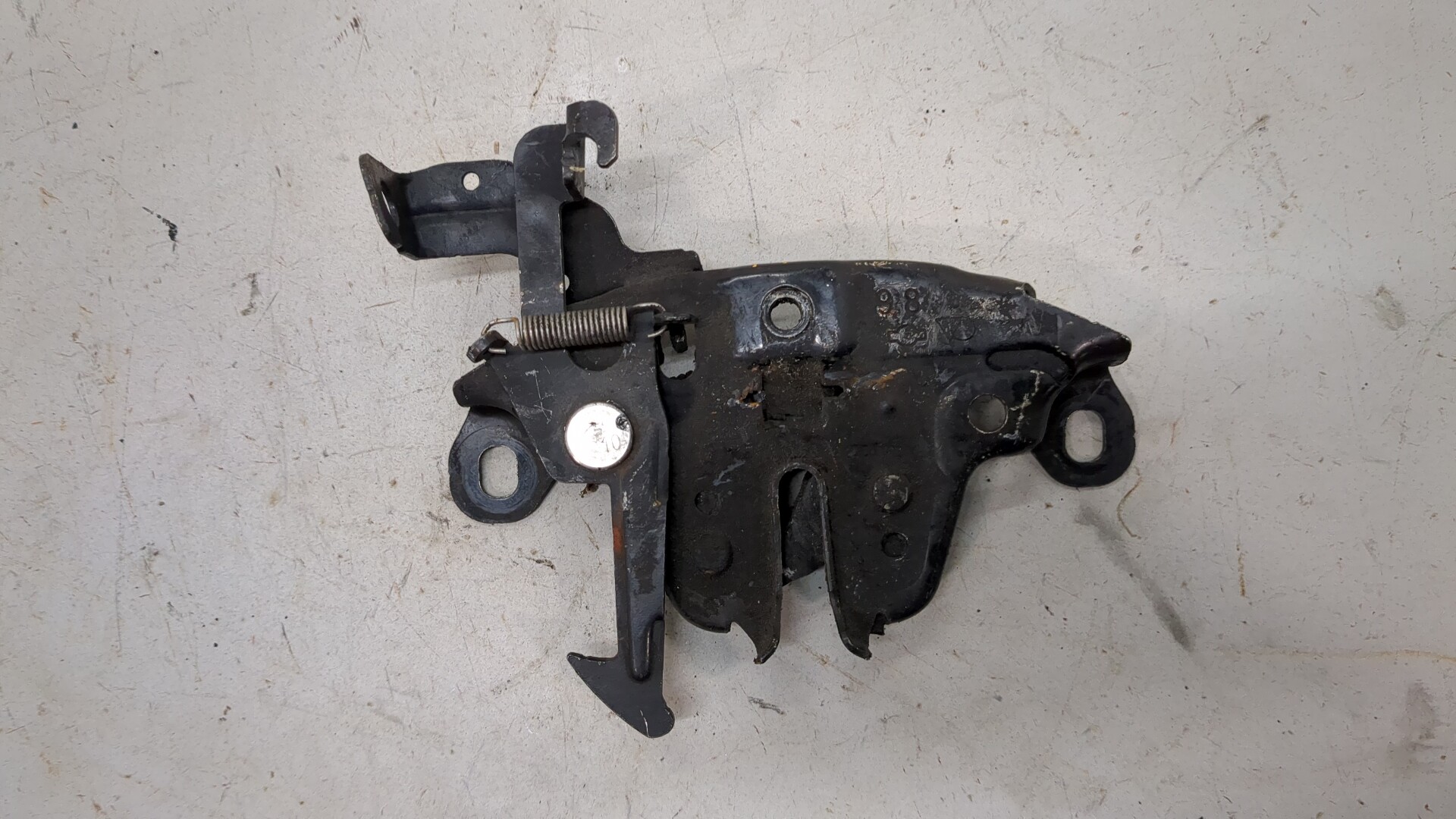 Замок капота