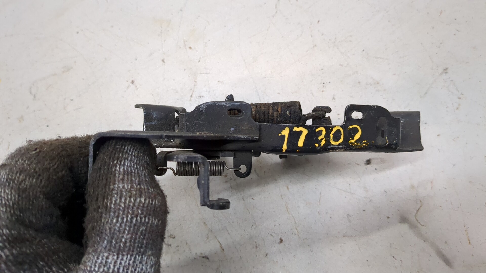 Замок капота