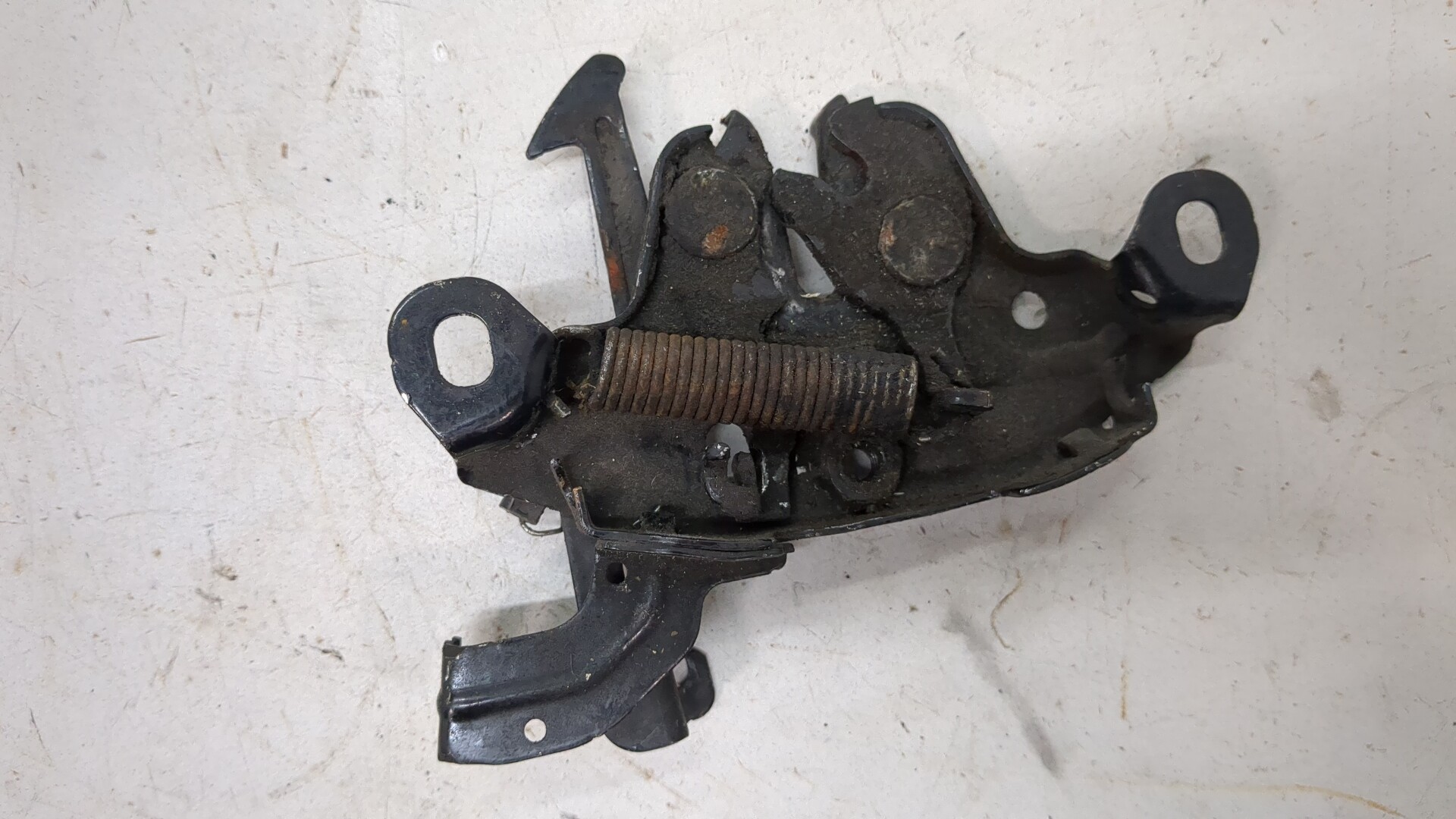 Замок капота