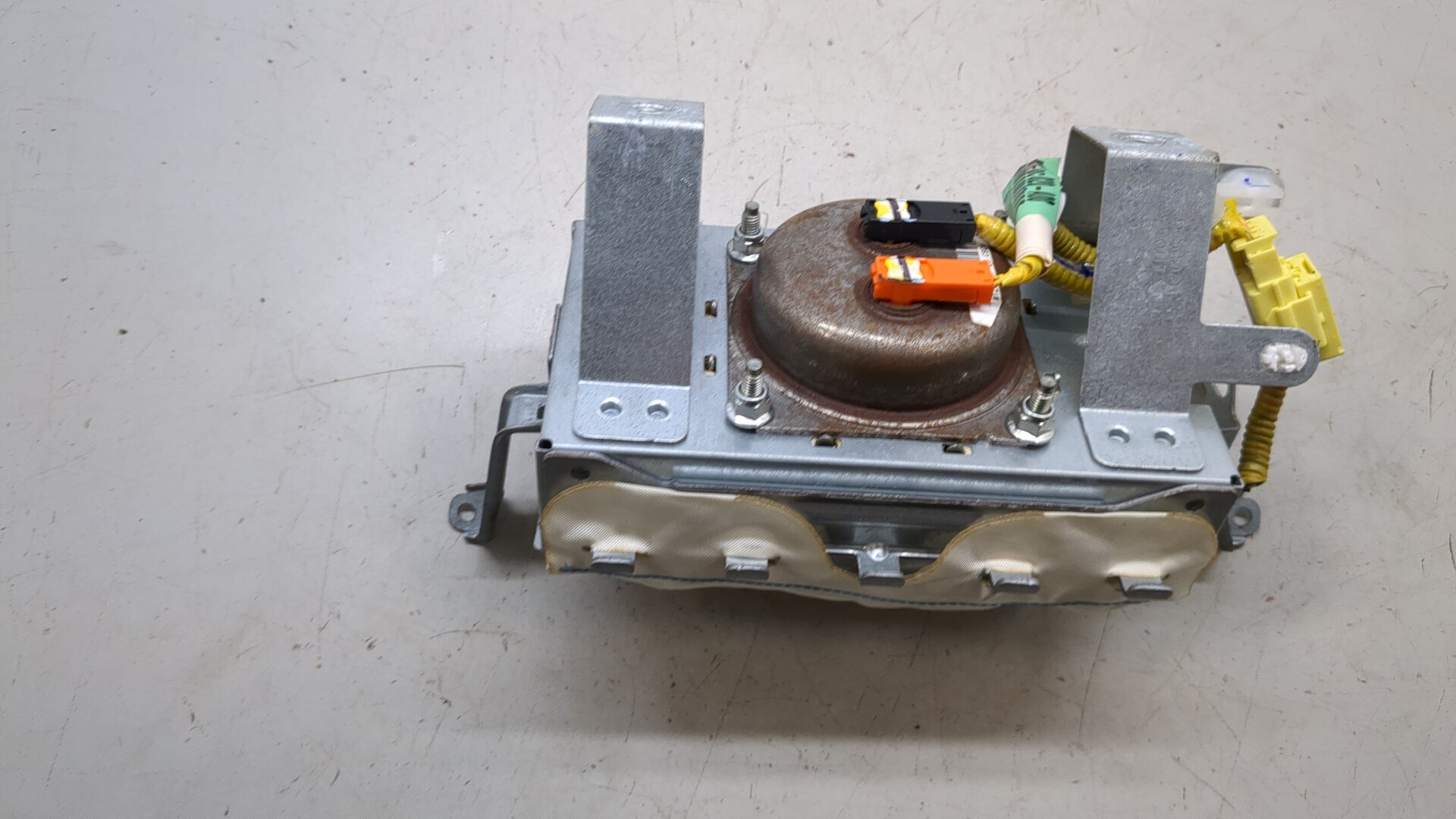 Подушка безопасности пассажирская (в торпедо)
