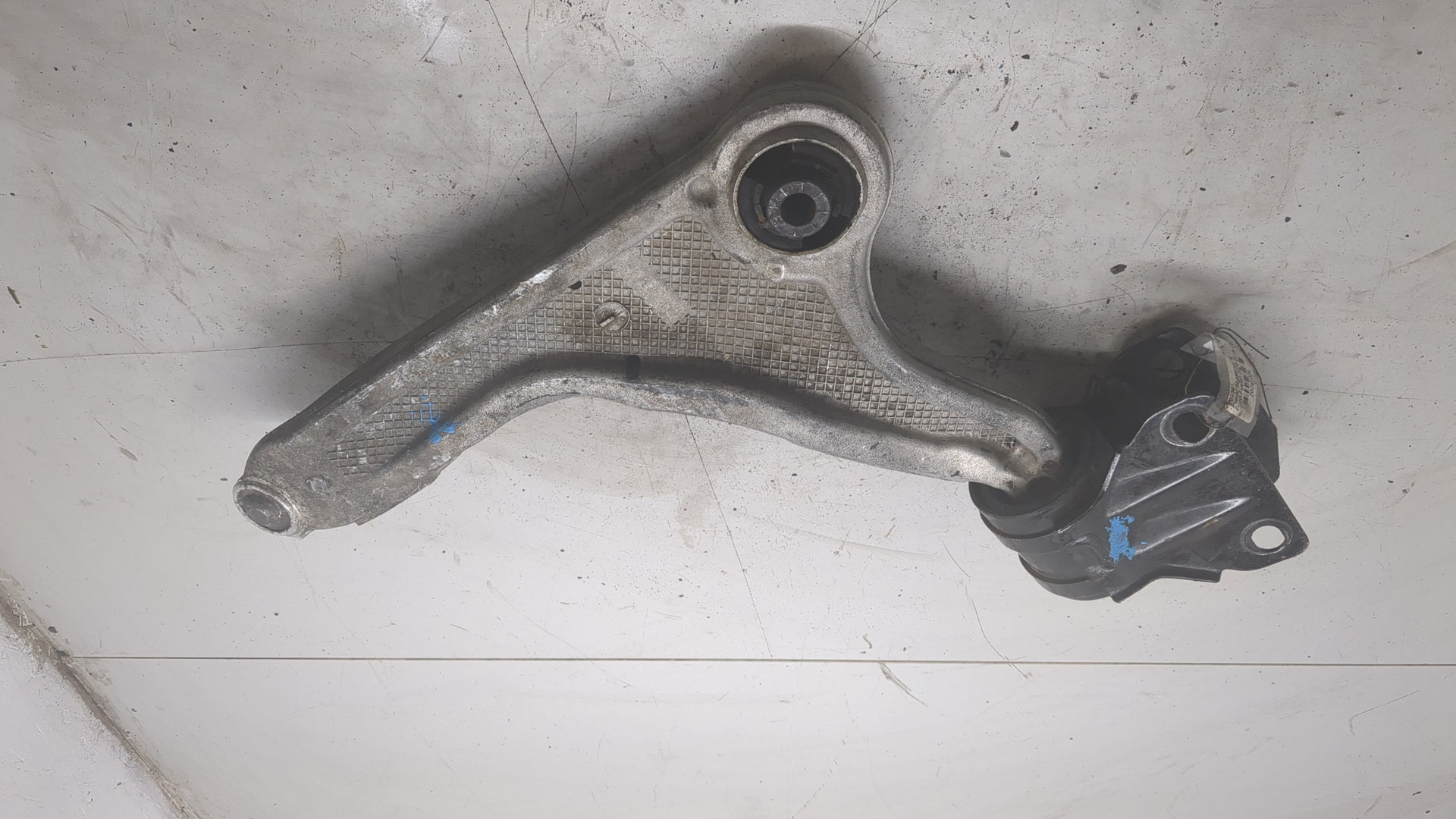 Рычаг передний правый