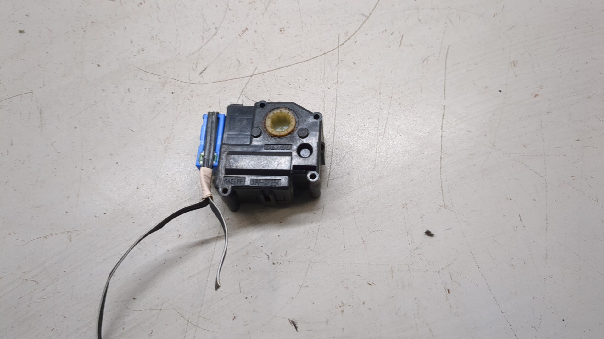 Моторчик заслонки печки