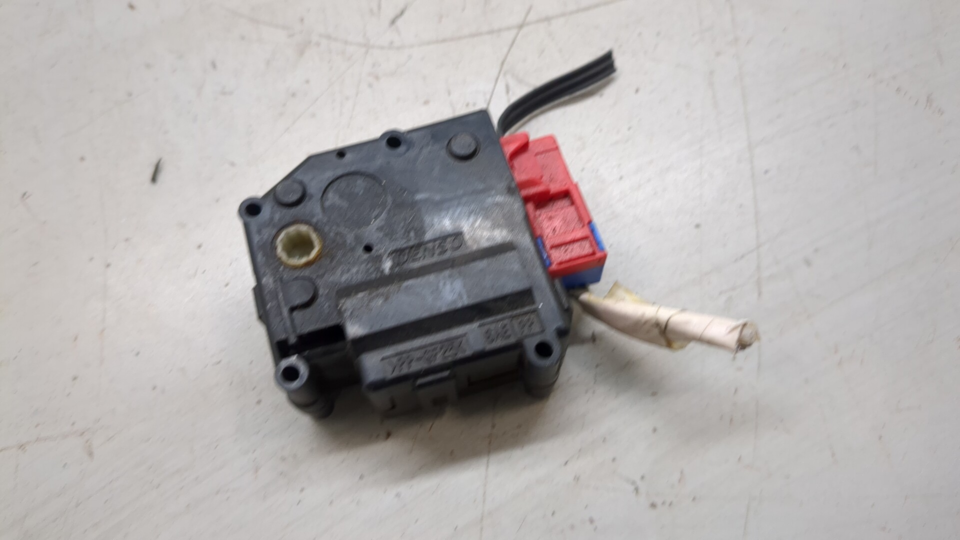 Моторчик заслонки печки