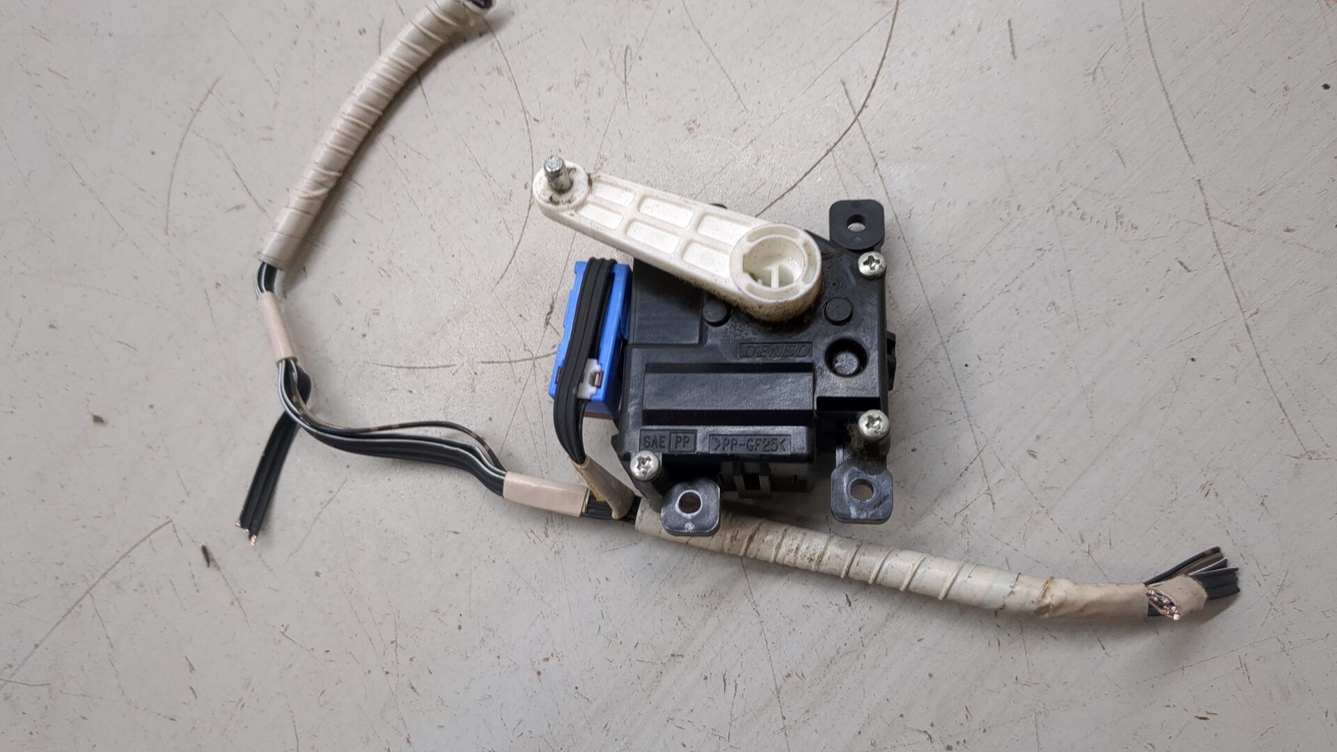 Моторчик заслонки печки