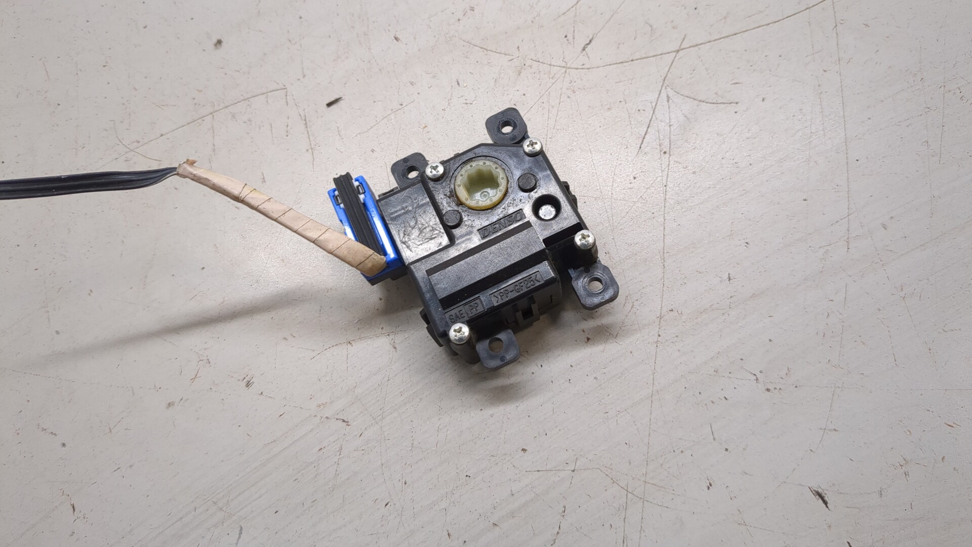 Моторчик заслонки печки