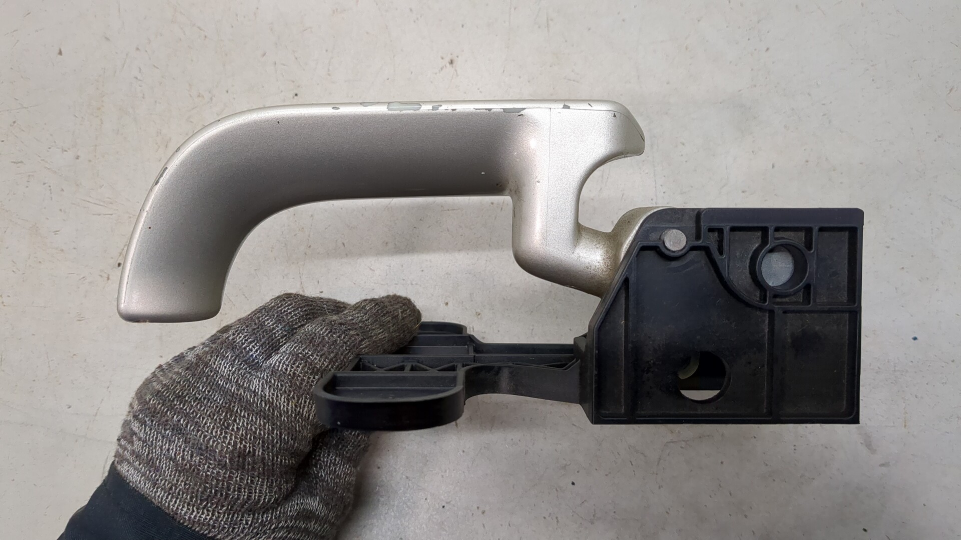 Ручка двери задней внутренняя левая