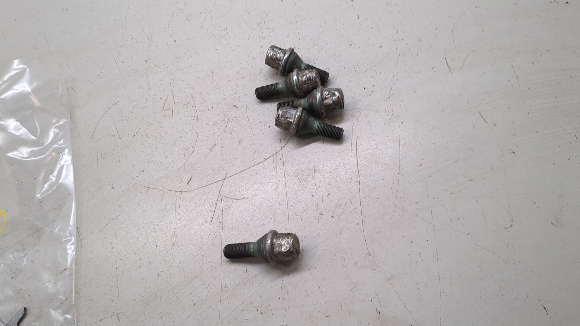 Болт колесный