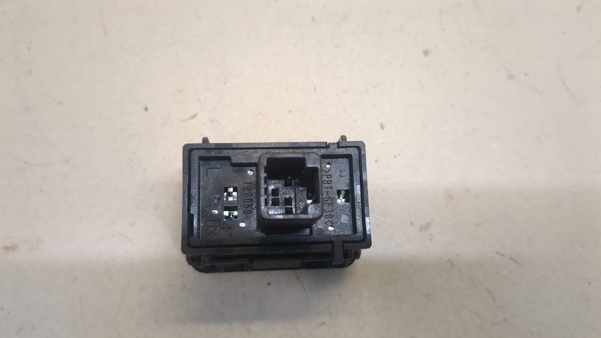 Кнопка регулировки сидения