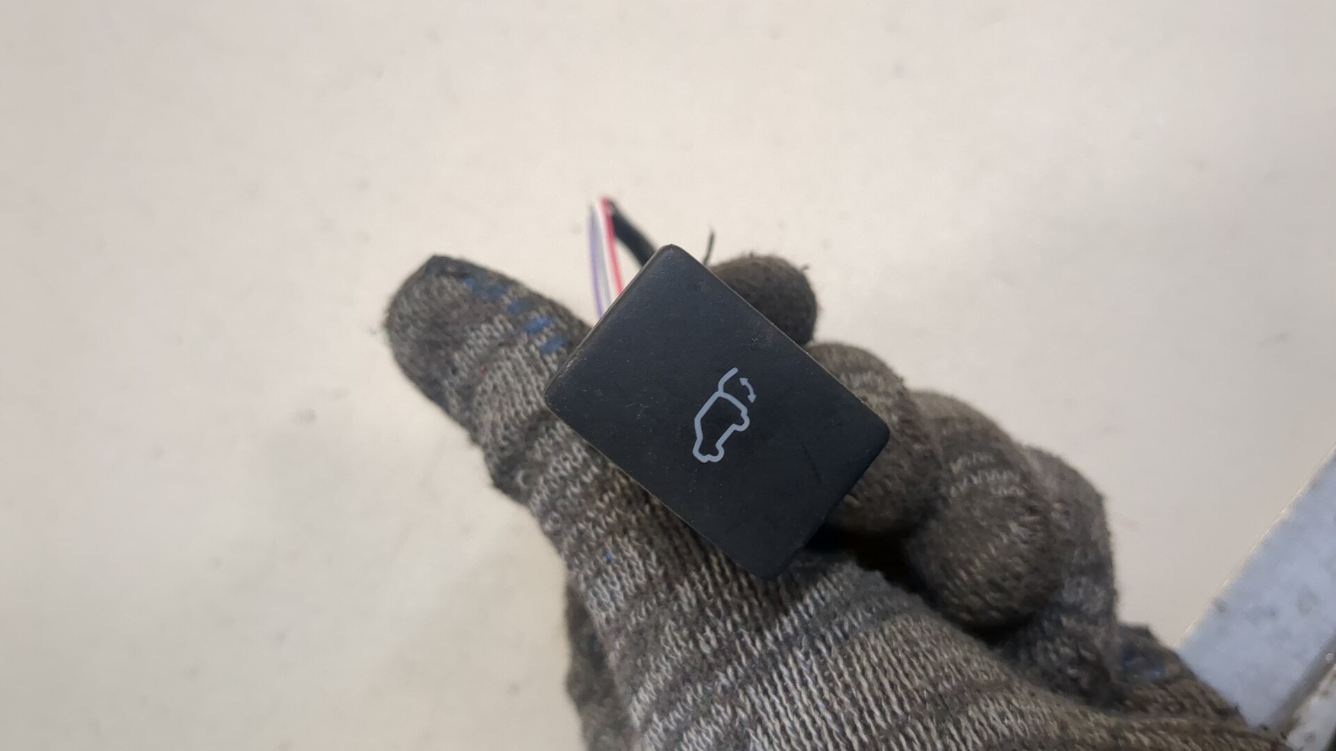 Кнопка открывания багажника