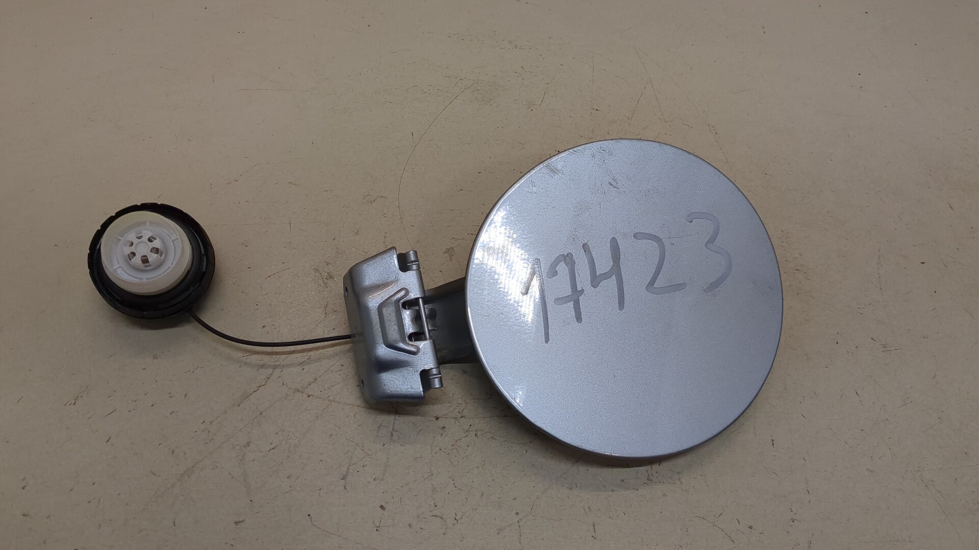 Лючок бензобака