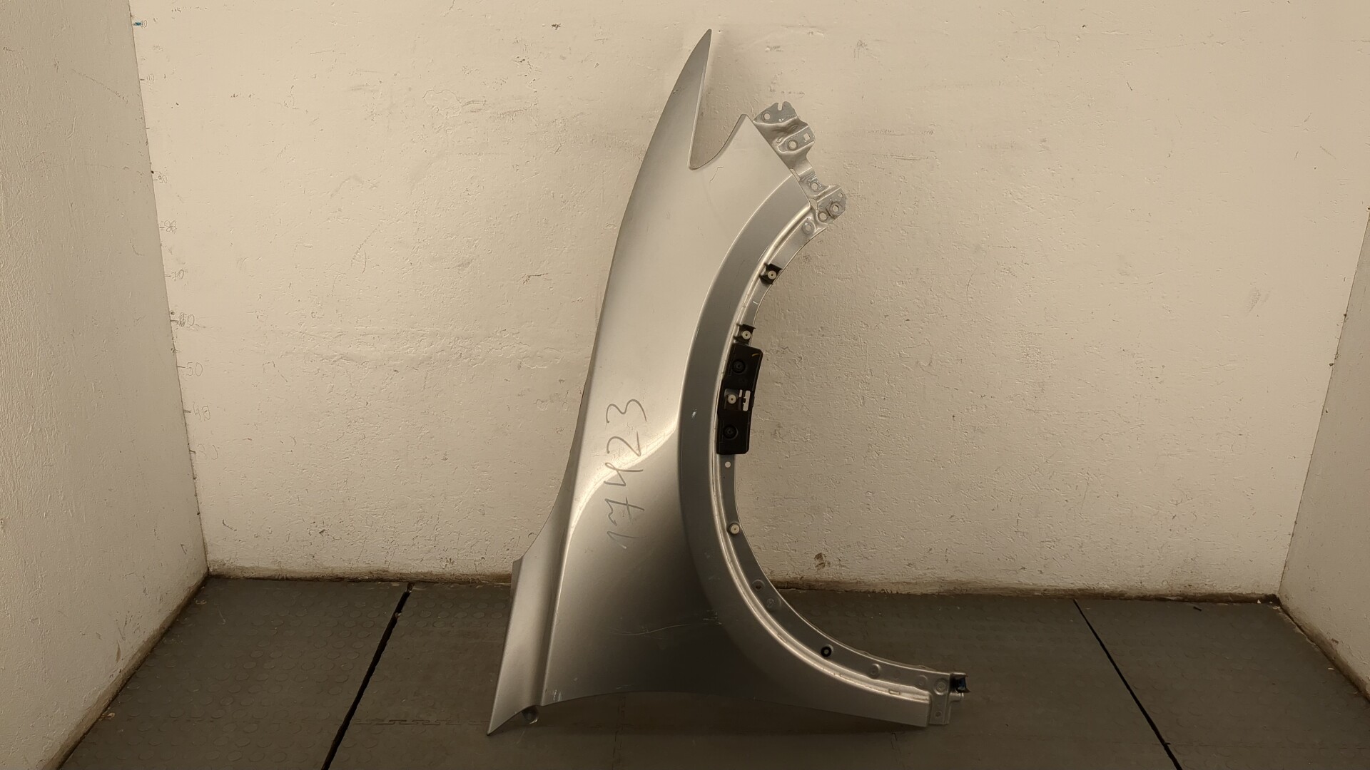 Крыло переднее правое